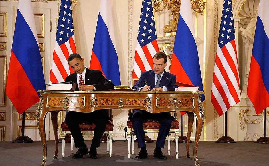 Image of Barack Obama and Dmitry Medvedev after signing the New START treaty in Prague