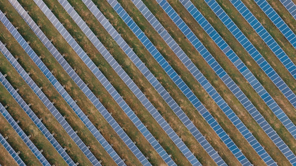 Photo of a field of solar panels in Wilmington, USA